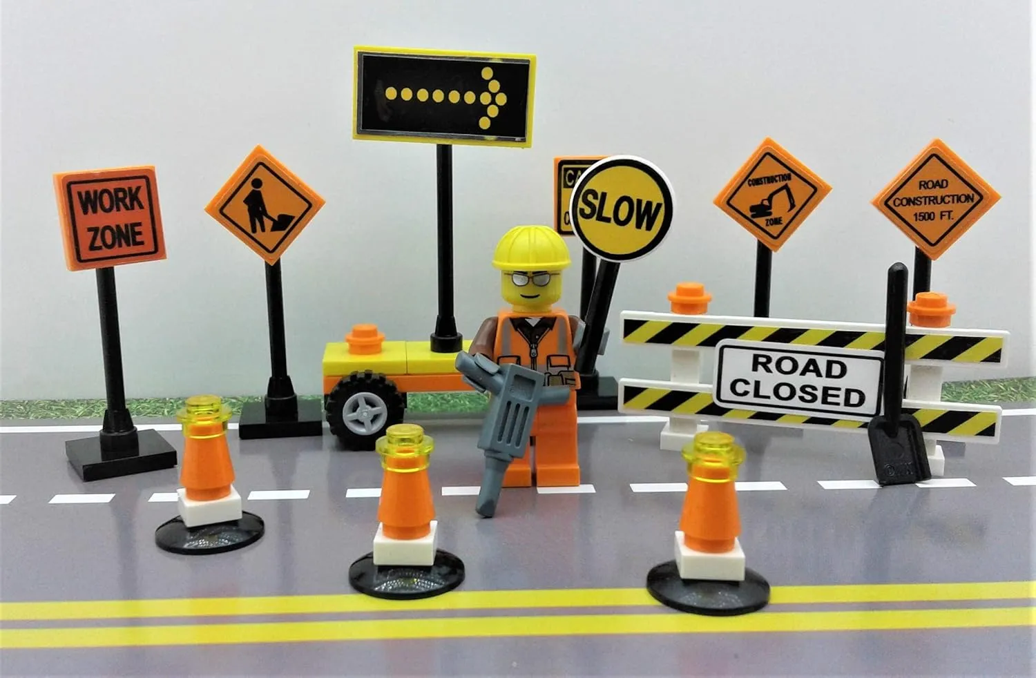 Building Toys 2 Lane Main Road Traffic Light City Town Village Street Stop Sign Bus Stop Post Box Road Sign Compatible with All Major Brick Brands Educational Toy Ages 4  1:64 Scale (Construction Set)
