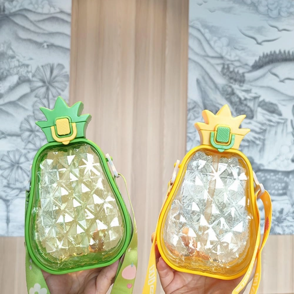 Cute Pineapple Plastic Water Bottle with Straw,600 ML Creative Pineapple Shape Juice Bottle with Adjustable Shoulder Strap,BPA Free Leakproof Drinking Bottle for Travel Outdoor Sports (Green)