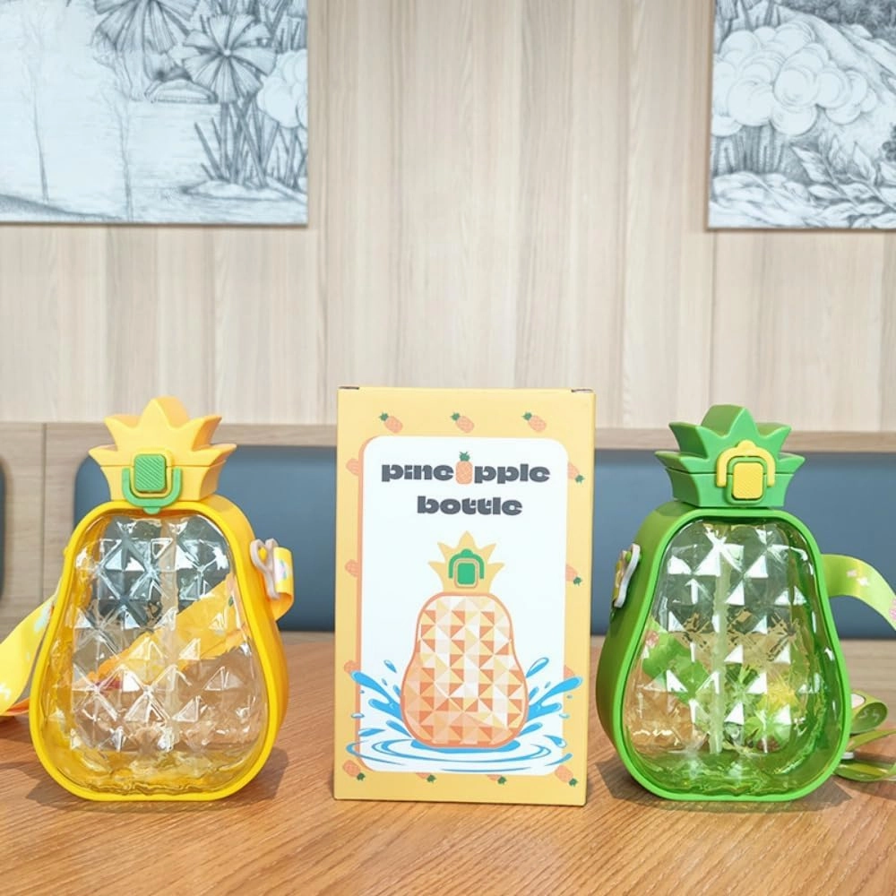 Cute Pineapple Plastic Water Bottle with Straw,600 ML Creative Pineapple Shape Juice Bottle with Adjustable Shoulder Strap,BPA Free Leakproof Drinking Bottle for Travel Outdoor Sports (Green)