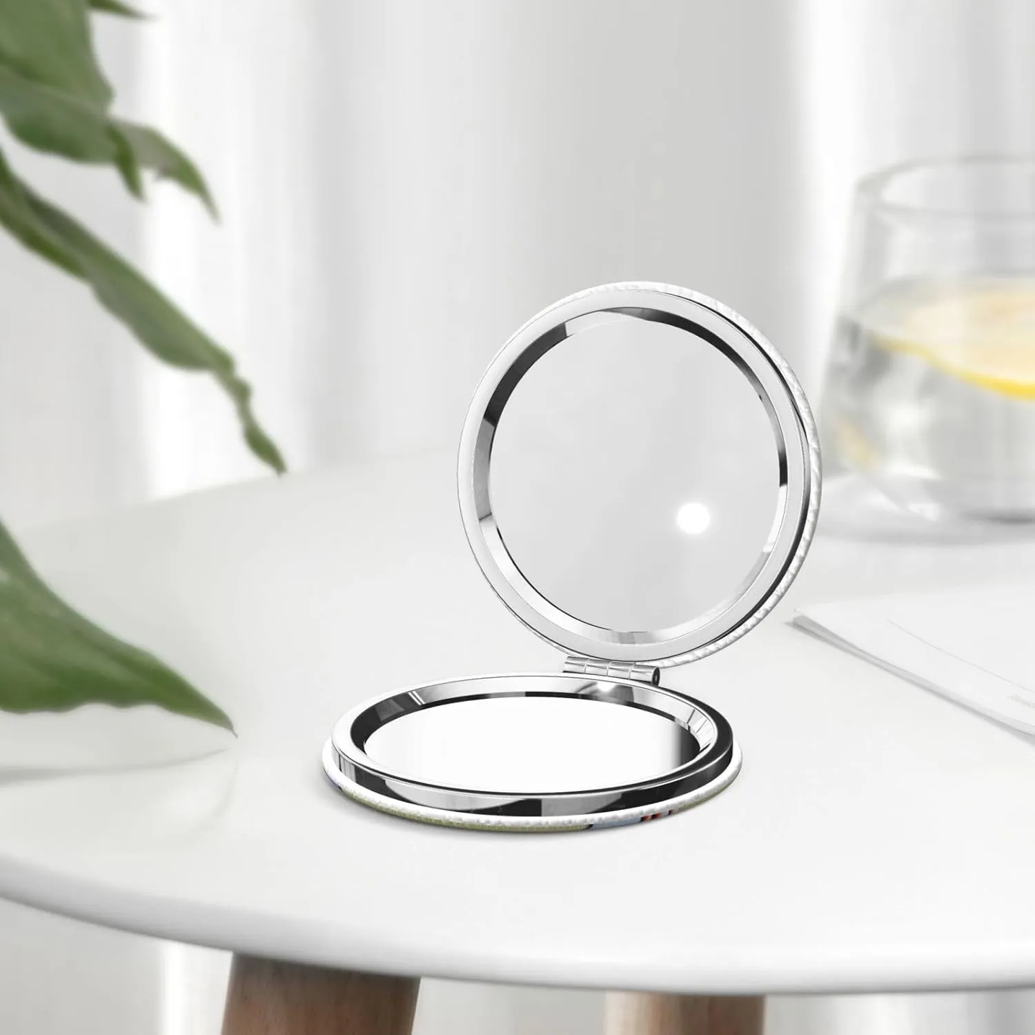Portable Pocket Makeup Mirror The Funny Frog Doing Yoga Travel Cosmetic Mirror Round Shape Print Magnifying Compact Mirror for Eyelash